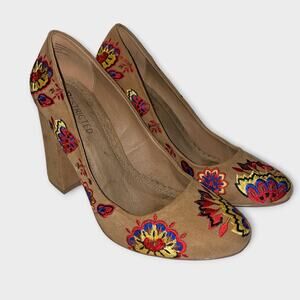 Restricted embroidered pumps in EUC Sz 9